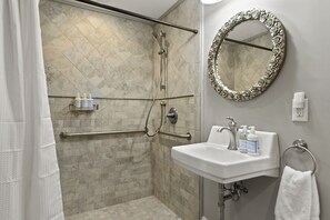 Regadera, secadora de cabello, toallas, jabón 