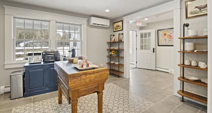 Brook Bound Inn - Queen Bedroom - First Floor - Room 101