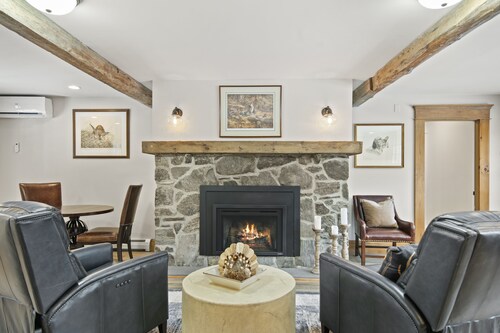 Brook Bound Inn - Main Lodge - Deluxe King w/ Pullout Couch - Room 203
