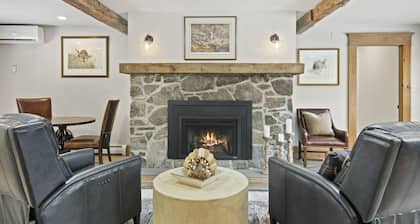 Brook Bound Inn - Main Lodge - Deluxe King w/ Pullout Couch - Room 203