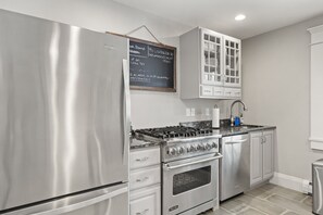 Fridge, microwave, oven, stovetop - Main Lodge - Suite 204 (Wilmington)