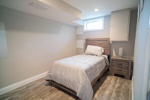 3 bedrooms, iron/ironing board, WiFi, bed sheets - 3 Bedroom Home Fully Furnished in Quiet Neighborhood Great Amenities  (Baltimore)