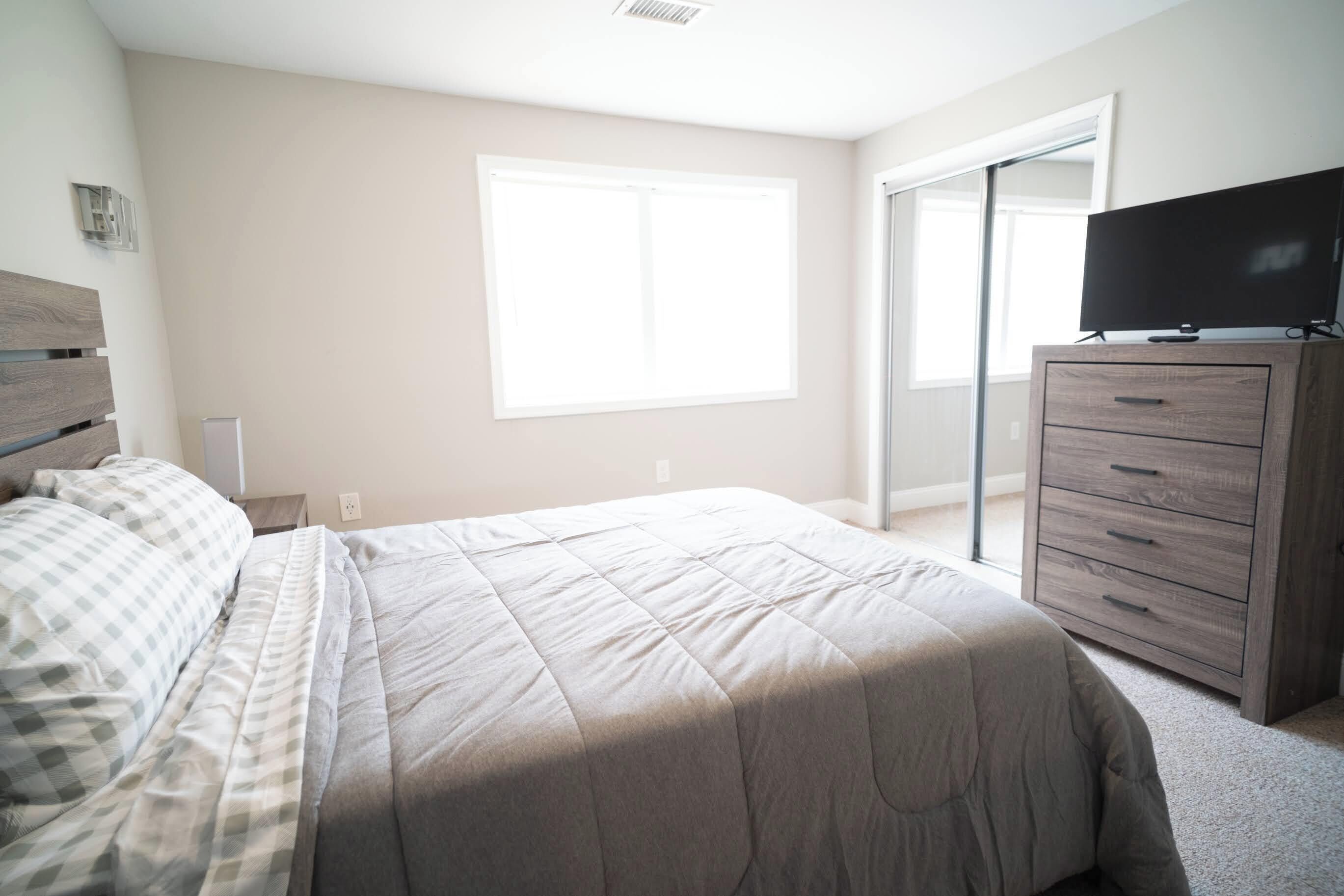 3 habitaciones, tabla de planchar con plancha, wifi y ropa de cama 