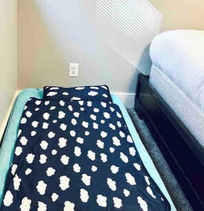2 habitaciones, tabla de planchar con plancha, wifi y ropa de cama 