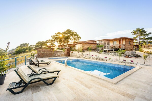 Sesongbasert utendørsbasseng