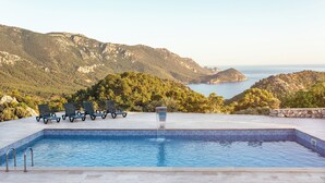 A swimming pool with a view of mountains and the sea. - Kadir's Eco Life (Kumluca)