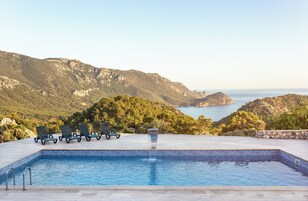 季节性开放的室外游泳池