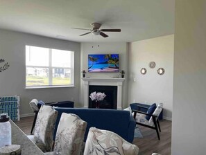 Smart-TV, Kamin, Videospiele, Tischfußball