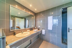 Badewanne, Haartrockner, Handtücher
