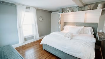 6 makuuhuonetta, tallelokero huoneessa, silitysrauta/-lauta