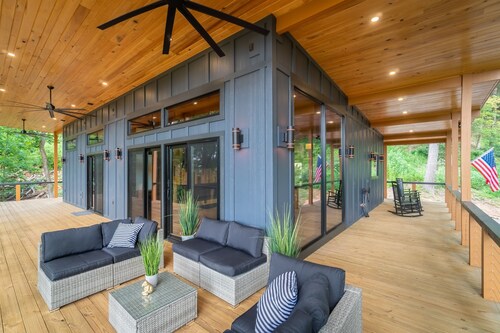 Luxury Treehouse Retreat | Hot Tub | Walk to Helen