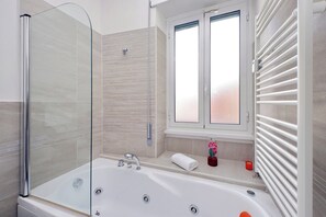 Bathtub, hair dryer, bidet, towels