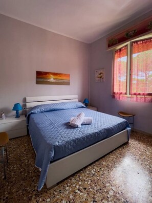 2 slaapkamers, een strijkplank/strijkijzer, beddengoed