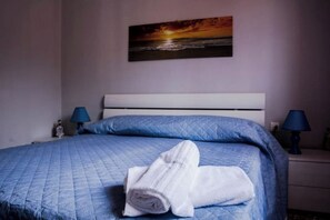 2 slaapkamers, een strijkplank/strijkijzer, beddengoed