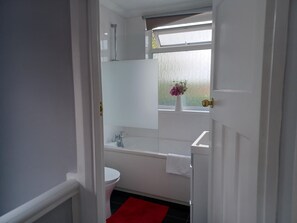 Executive House | Bathroom | Combined shower/tub, free toiletries, hair dryer, towels - Crawley Green House - Huku Kwetu (Luton)