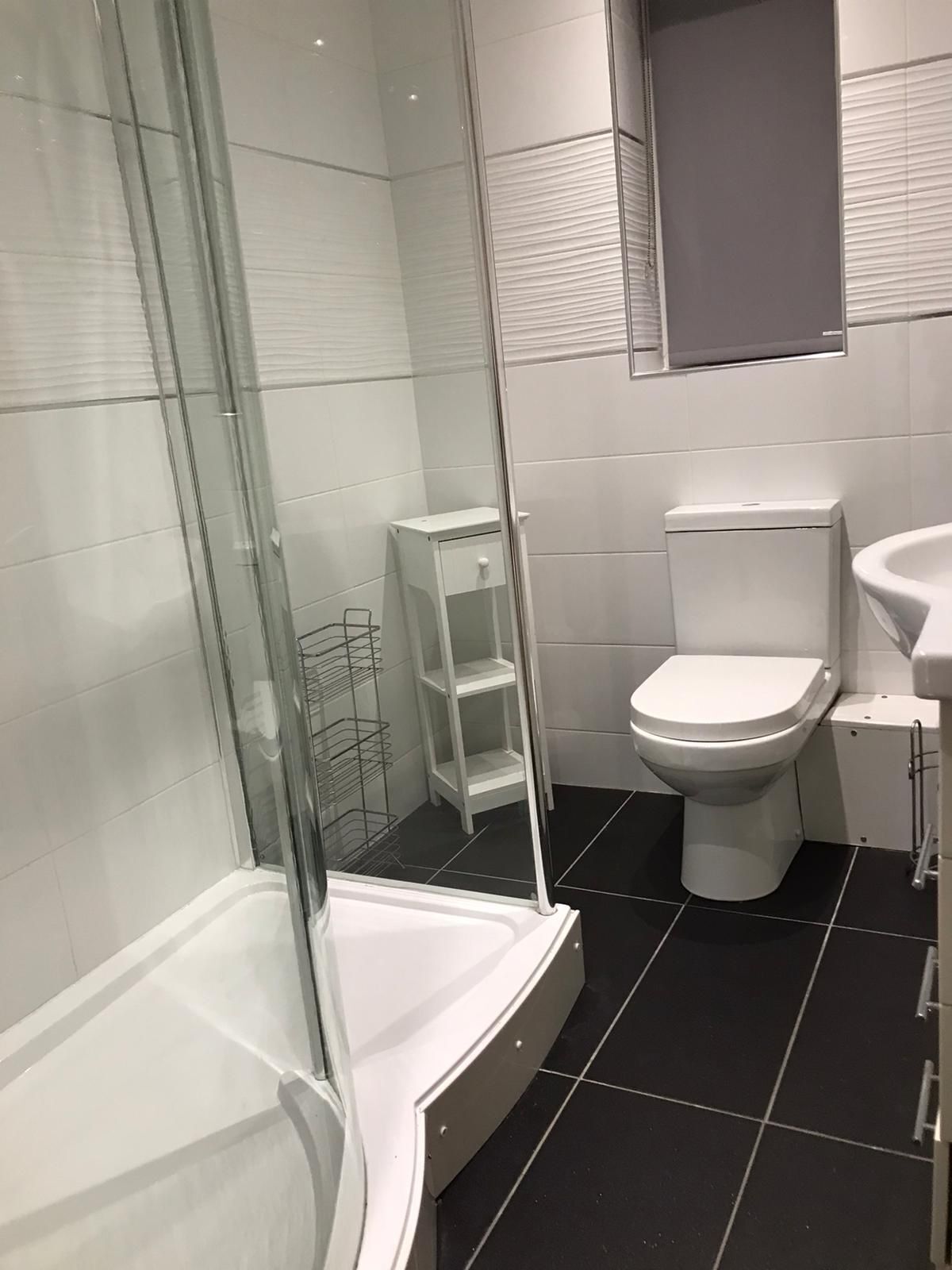 Room | Bathroom | Towels, soap, shampoo, toilet paper