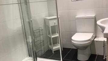 Room | Bathroom | Towels, soap, shampoo, toilet paper
