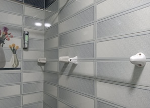 Douche, sĂšche-cheveux, serviettes fournies, savon
