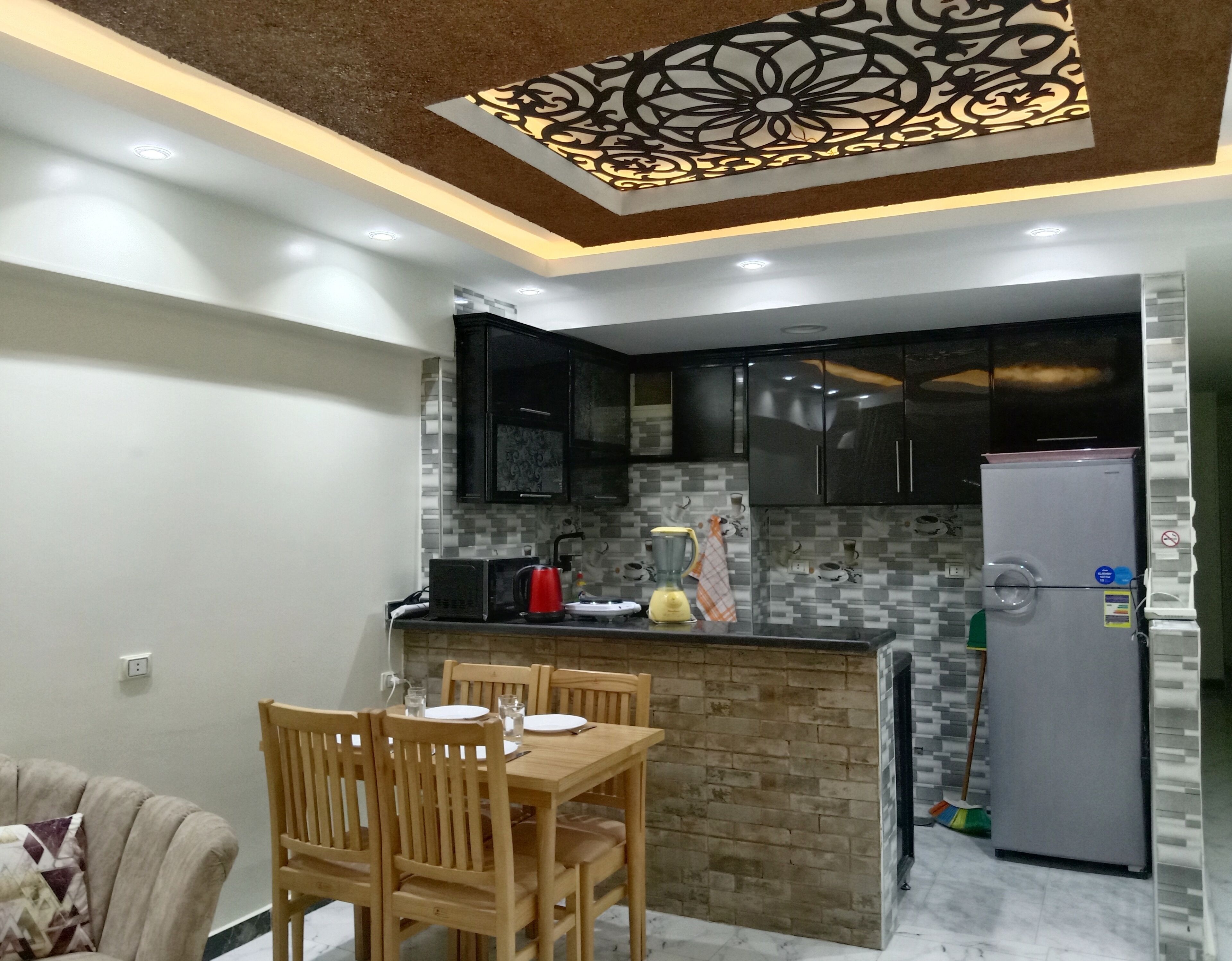 Réfrigérateur, micro-ondes, plaque de cuisson, cafetière/bouilloire