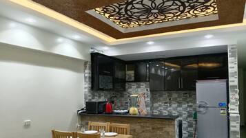 Réfrigérateur, micro-ondes, plaque de cuisson, cafetière/bouilloire