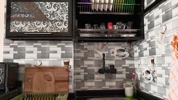 Kühlschrank, Mikrowelle, Herdplatte, Wasserkocher mit Kaffee-/Teezubehör