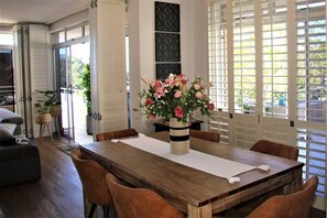 Dining - Luxurious Apartment in Umhlanga Rocks (uMhlanga)