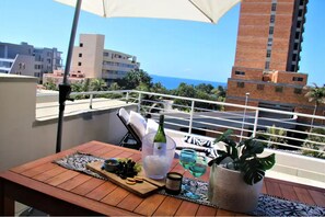 Outdoor dining - Luxurious Apartment in Umhlanga Rocks (uMhlanga)