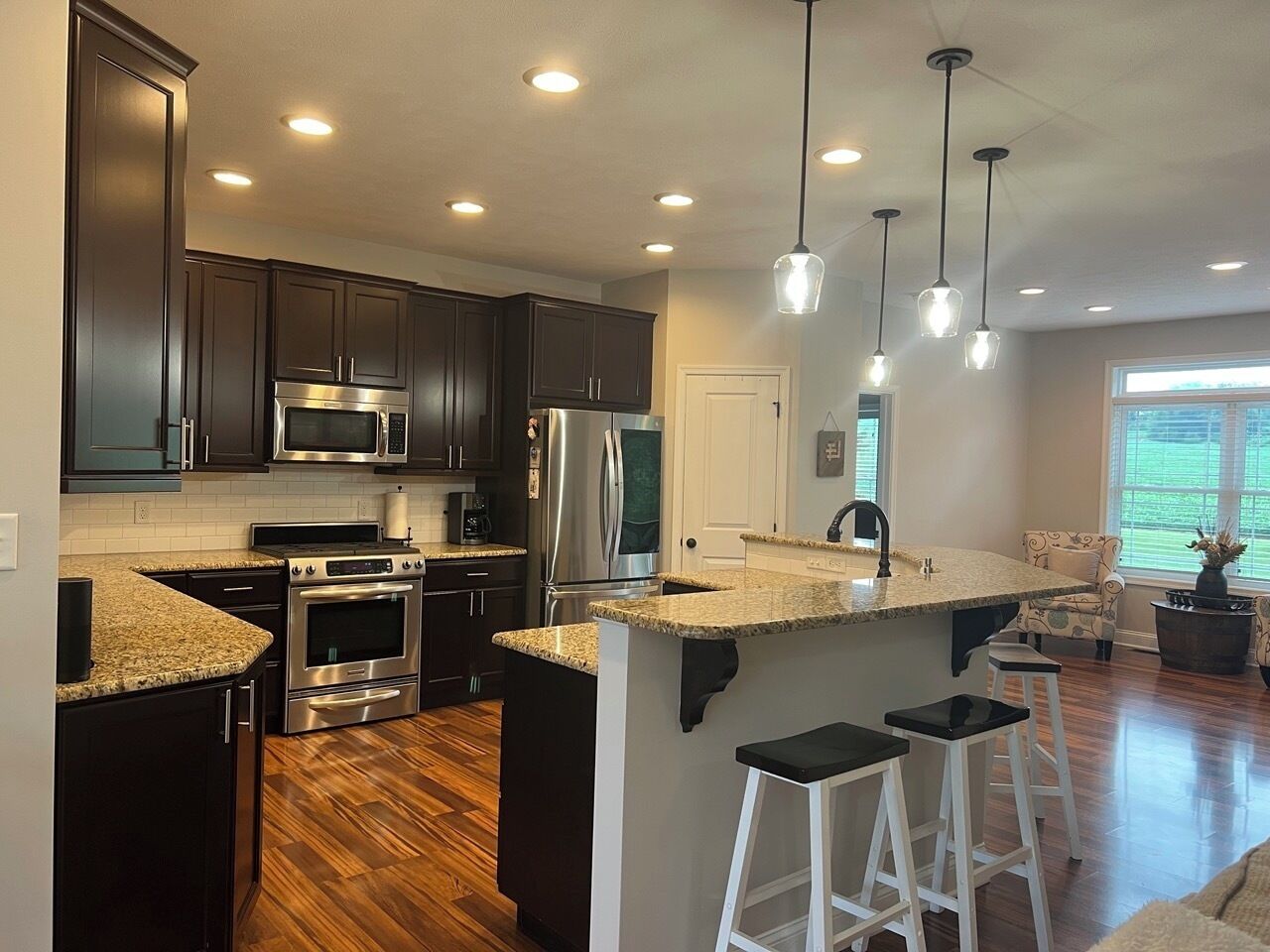 Réfrigérateur, four à micro-ondes, un four, surface de cuisson