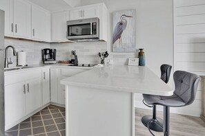Fridge, microwave, oven, stovetop - Catching Sunsets on the Cape Fear River w/ Parking (Wilmington)