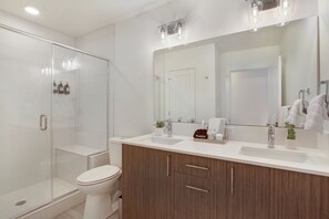 Douche, sèche-cheveux, serviettes fournies, savon