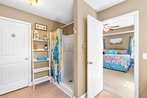 3 bedrooms, desk, iron/ironing board, free WiFi - Sands About Right
 (Oak Island)