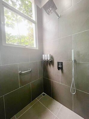 SĂšche-cheveux, serviettes fournies, savon, papier toilette