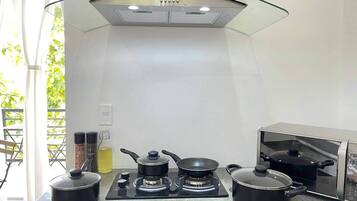 Fridge, microwave, stovetop, coffee/tea maker