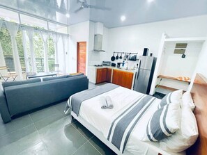 1 habitación, tabla de planchar con plancha, wifi gratis y ropa de cama