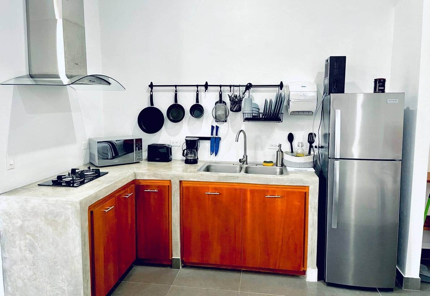 Een koelkast, een magnetron, een kookplaat