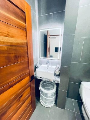 Sèche-cheveux, serviettes fournies, savon, shampoing