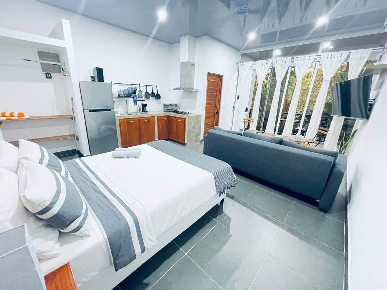 Tabla de planchar con plancha, wifi gratis y ropa de cama 