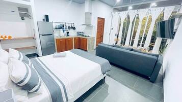 Tabla de planchar con plancha, wifi gratis y ropa de cama