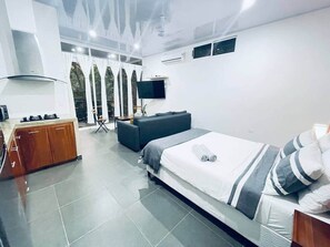 Tabla de planchar con plancha, wifi gratis y ropa de cama 