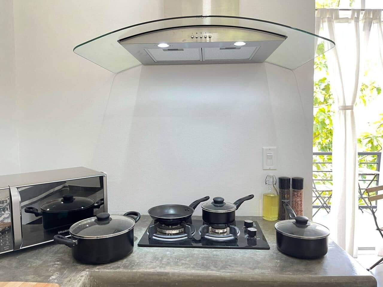 Kjøleskap, mikrobølgeovn, kokeplater og kaffetrakter/tekoker