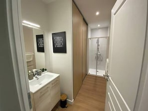 Shower, towels