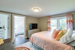 3 bedrooms, desk, Internet, bed sheets