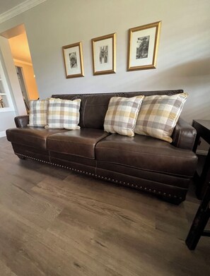 Smart TV - The Farm centrally located close to Hwy access (Tulsa)