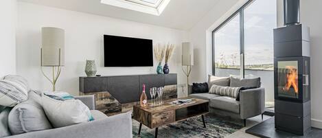 TV, fireplace