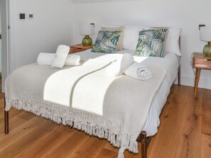 2 bedrooms, free WiFi, bed sheets - The Old Coach Garage (Gerrans)