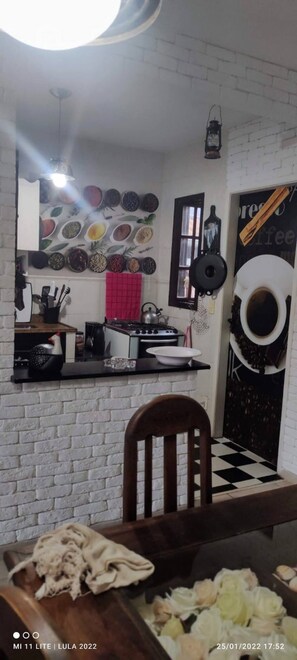 Private kitchen - HOUSE NEAR THE BEACH, NEW AND COZY. (Maricá)