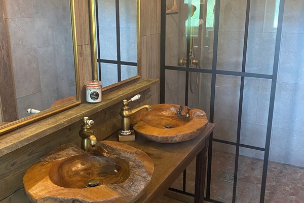Douche, sĂšche-cheveux, serviettes fournies, savon