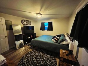 2 bedrooms, iron/ironing board, travel cot, free WiFi - Pet-Friendly! Blue Ridge View Cottage  (Asheville)
