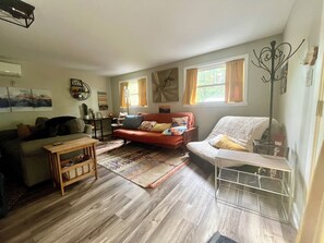 TV connectée, livres, chaîne hi-fi
