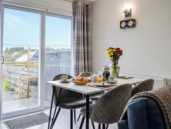Dining - 2 bedroom accommodation in Portpatrick, near Stranraer (Portpatrick, near Stranraer)